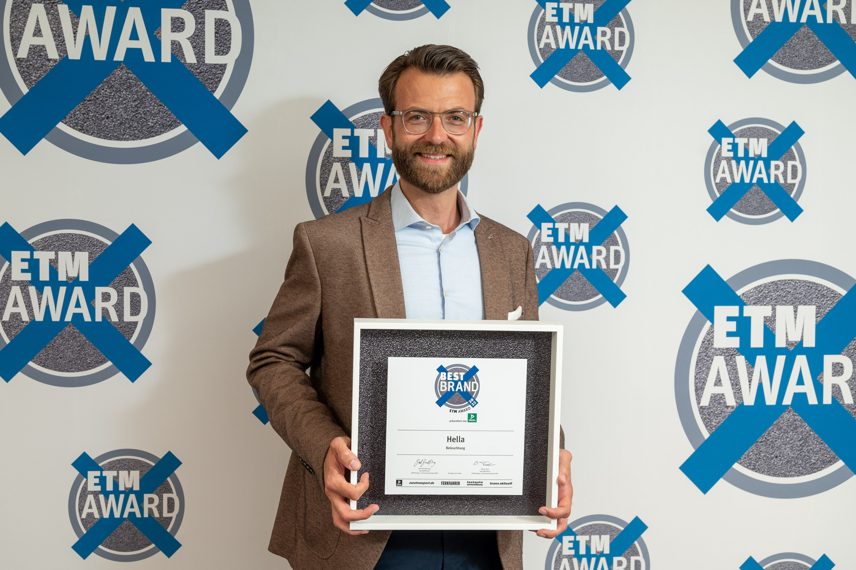 В двенадцатый раз подряд HELLA признана «Лучшим брендом» на церемонии вручения наград ETM Readers' Awards.